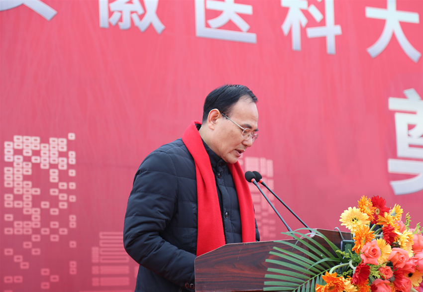 2、安徽醫(yī)科大學(xué)副校長(zhǎng)、臨床醫(yī)學(xué)院院長(zhǎng)余永強(qiáng)主持儀式_副本.jpg